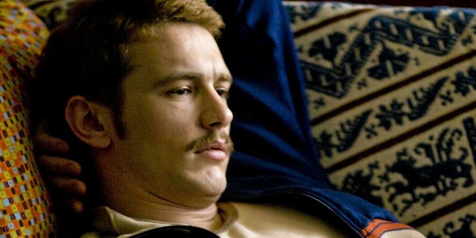 BARTEMANN I: James Franco har latt barten gro i sin siste film "Milk". BARTEMANN I: James Franco har latt barten gro i sin siste film "Milk".