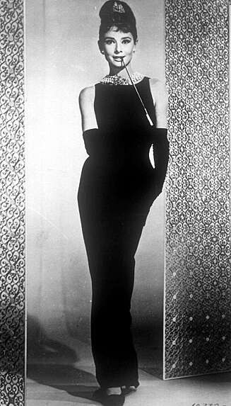 MEST IKONISKE MOTEPLAGG: Den svarte Givenchy-kjolen Audrey Hepburn bar i filmen er kåret til det mest ikoniske moteplagget i en film. MEST IKONISKE MOTEPLAGG: Den svarte Givenchy-kjolen Audrey Hepburn bar i filmen er kåret til det mest ikoniske moteplagget i en film.