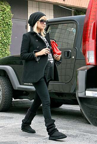 POPULÆRE: Uggs er veldig populære blant kjendisene. Her har Nicole Richie på seg et par svarte. POPULÆRE: Uggs er veldig populære blant kjendisene. Her har Nicole Richie på seg et par svarte.