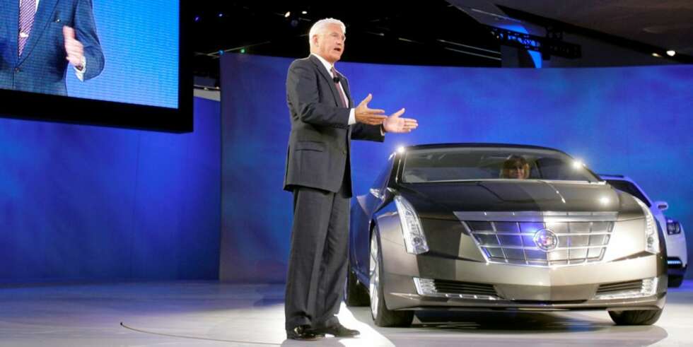 Fire år senere står Lutz og presenterer GMs miljøsatsning på motormessen i Detroit. Chevrolet Volt og Caddilac Converj (avbildet) er to av nysatsningene. Fire år senere står Lutz og presenterer GMs miljøsatsning på motormessen i Detroit. Chevrolet Volt og Caddilac Converj (avbildet) er to av nysatsningene.