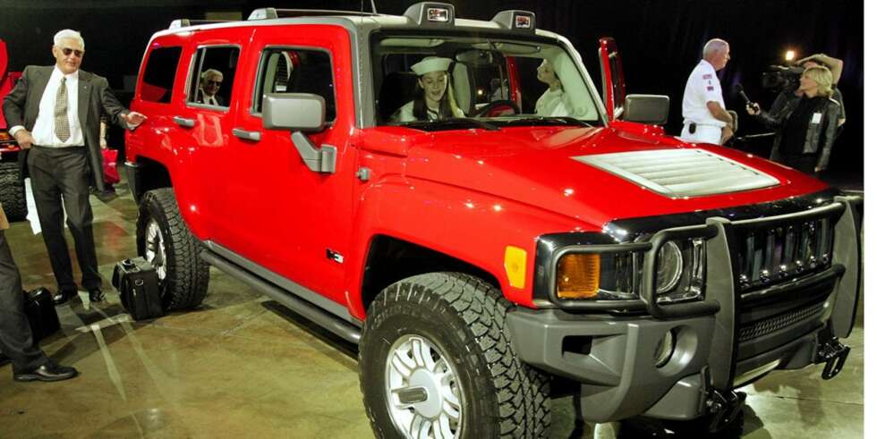 For et par år siden presenterte Bob Lutz, til venstre, Hummer H3 Sport, en bil som symboliserer selskapets satsning på tunge og tørste biler. For et par år siden presenterte Bob Lutz, til venstre, Hummer H3 Sport, en bil som symboliserer selskapets satsning på tunge og tørste biler.