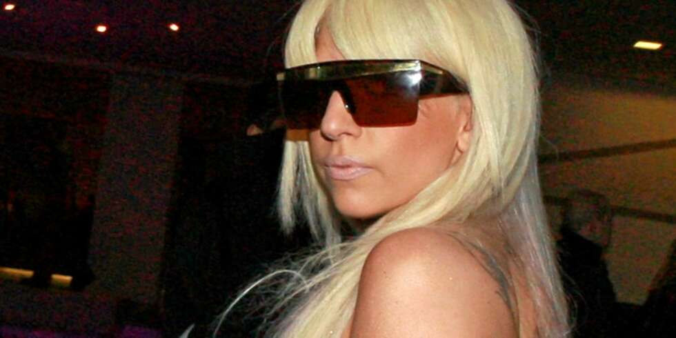 PLATINA: Lady Gagas platinablonde hår og lysrosa lepper er ikke videre lekkert. PLATINA: Lady Gagas platinablonde hår og lysrosa lepper er ikke videre lekkert.