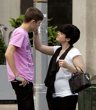 BESKYTTENDE: Kelly Osbourne og Luke Worrall planlegger å gifte seg. Kelly har bevist hvem som er mannen i forholdet! BESKYTTENDE: Kelly Osbourne og Luke Worrall planlegger å gifte seg. Kelly har bevist hvem som er mannen i forholdet!