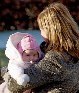 Det blir mye bæring for den vesle Asker-børingen. Emma Tallulah på mamma Märthas arm før jul. Det blir mye bæring for den vesle Asker-børingen. Emma Tallulah på mamma Märthas arm før jul.