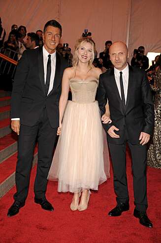 GLAMORØS: Dolce & Gabbana synes Scarlett oser av old Hollywood glamour. Her sammen med skuespilleren på Costume Institute Gala i mai. GLAMORØS: Dolce & Gabbana synes Scarlett oser av old Hollywood glamour. Her sammen med skuespilleren på Costume Institute Gala i mai.
