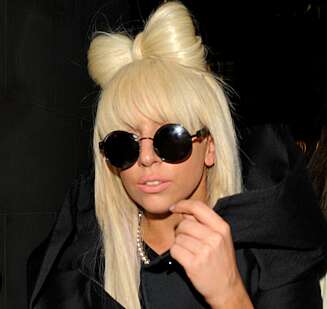 SVEISEN: Ideèn til sløyfen i håret, kommer fra Lady GaGa sitt kreative team. SVEISEN: Ideèn til sløyfen i håret, kommer fra Lady GaGa sitt kreative team.