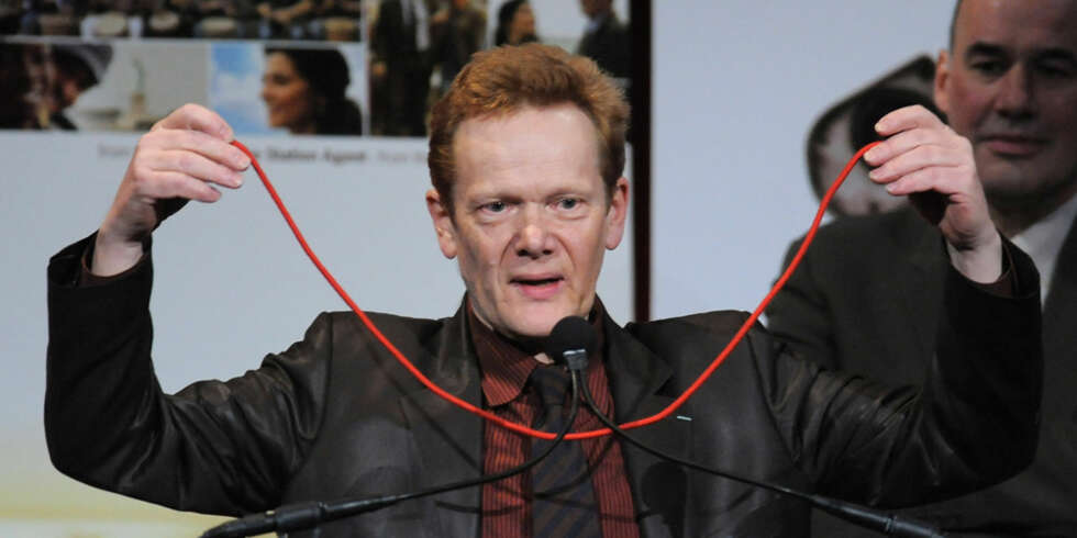 MANNEN MED LINEN: Linegåeren Philippe Petit. Her mottar han pris for beste dokumentar ved "2008 National Board of Review of Motion Pictures" den 14. januar 2009. MANNEN MED LINEN: Linegåeren Philippe Petit. Her mottar han pris for beste dokumentar ved "2008 National Board of Review of Motion Pictures" den 14. januar 2009.