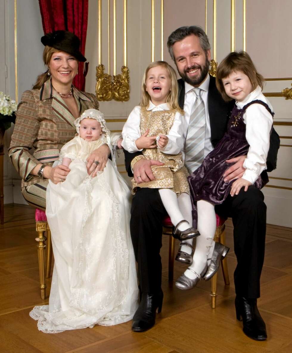 HISTORISK BILDE: Dåpsbarnet Emma Tallulah Behn fotografert med søsken og foreldre i den hvite salong på Slottet. Fra venstre: prinsesse Märtha Louise, dåpsbarnet Emma Tallulah Behn, Leah Isadora Behn, Ari Behn og Maud Angelica Behn. HISTORISK BILDE: Dåpsbarnet Emma Tallulah Behn fotografert med søsken og foreldre i den hvite salong på Slottet. Fra venstre: prinsesse Märtha Louise, dåpsbarnet Emma Tallulah Behn, Leah Isadora Behn, Ari Behn og Maud Angelica Behn.