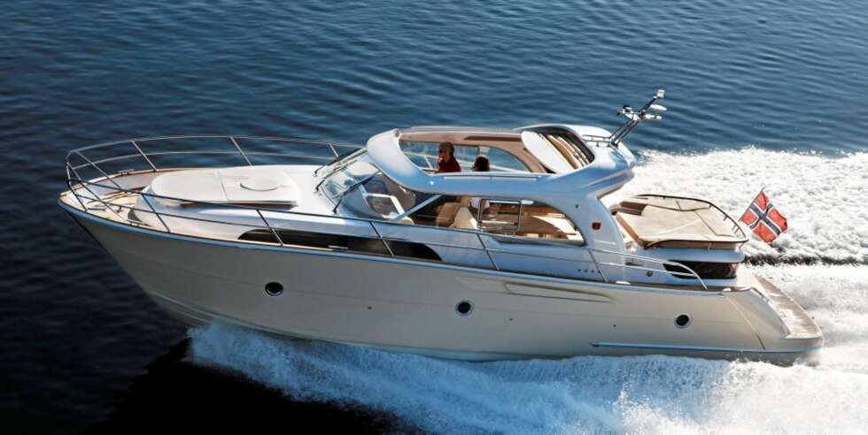 FAMILIEFART: Marex 370 ACC har en marjsfart på 25 knop, og en toppfart på rundt 30. Det burde holde for de aller fleste familier. FAMILIEFART: Marex 370 ACC har en marjsfart på 25 knop, og en toppfart på rundt 30. Det burde holde for de aller fleste familier.