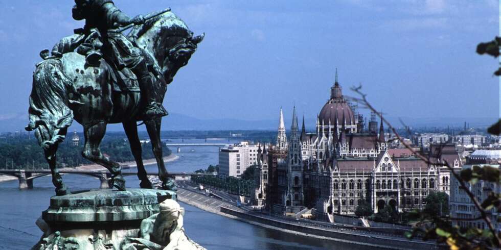 Dronningen av Donau: Budapest er Ungarns hovedstad og landets politiske, industrielle, økonomiske og kulturelle sentrum. Dronningen av Donau: Budapest er Ungarns hovedstad og landets politiske, industrielle, økonomiske og kulturelle sentrum.
