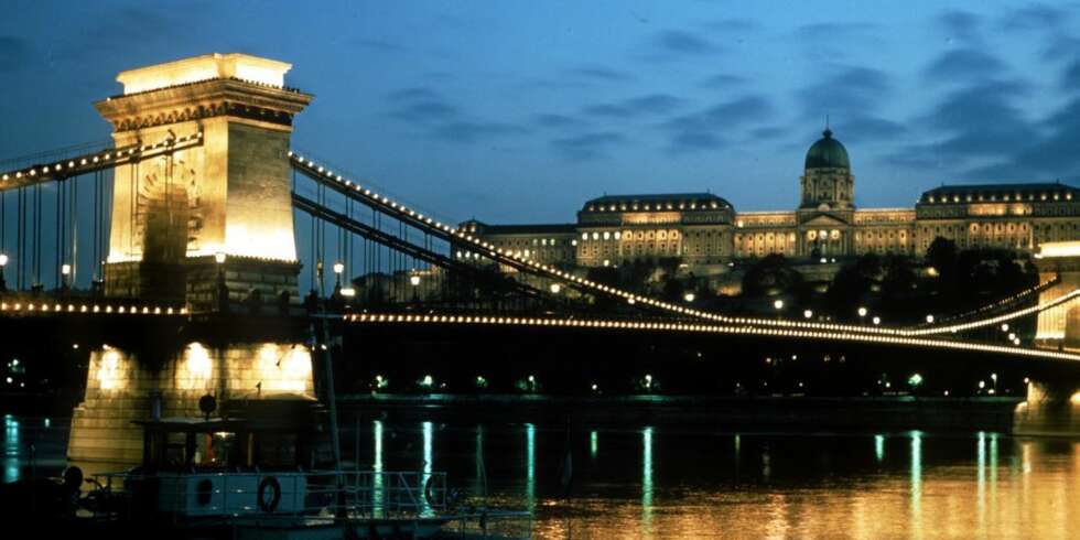 Den berømte broen over Donau som binder de to bydelene Buda og Pest sammen. I bakgrunnen ser vi slottet, som ligger i Buda på vestsiden. Den berømte broen over Donau som binder de to bydelene Buda og Pest sammen. I bakgrunnen ser vi slottet, som ligger i Buda på vestsiden.