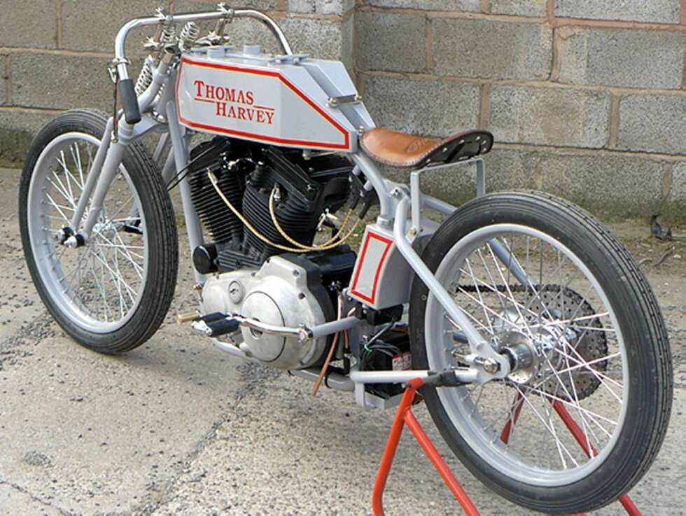 TYNNE HJUL: Om ikke en Harvey-racer kvalifiserer til et medlemsskap i en veteran-MC-klubb, har den i hvert fall utseendet med seg. Harvey har ikke engang falt for fristelsen til å utstyre den med feite lavprofildekk. Det er tynne hjul som gjelder! TYNNE HJUL: Om ikke en Harvey-racer kvalifiserer til et medlemsskap i en veteran-MC-klubb, har den i hvert fall utseendet med seg. Harvey har ikke engang falt for fristelsen til å utstyre den med feite lavprofildekk. Det er tynne hjul som gjelder!