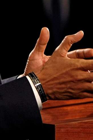 Obama bruker alltid dette armbåndet fra en død soldat. Obama bruker alltid dette armbåndet fra en død soldat.