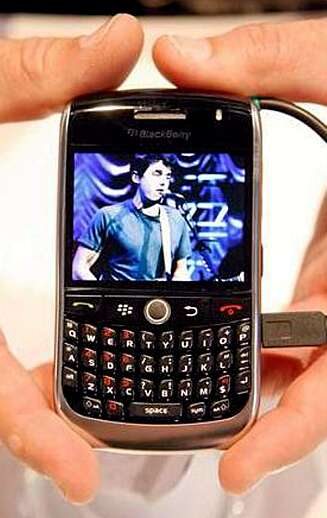 Blackberry-avhengig president. Blackberry-avhengig president.