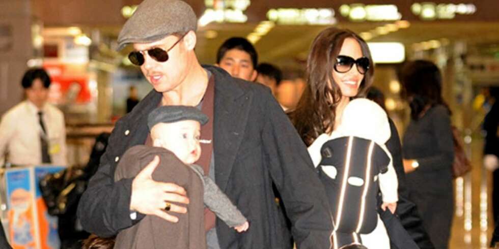 SOM FAR SÅ SØNN: Brad Pitt og Angelina Jolie tok med tvillingene ut på tur for første gnag. SOM FAR SÅ SØNN: Brad Pitt og Angelina Jolie tok med tvillingene ut på tur for første gnag.