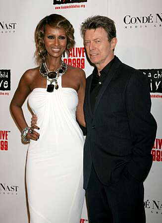 David Bowie giftet seg med supermodellen Iman i 1992. Siden har de hengt ihop. Sammen har de datteren Alexandria Zahra Jones. David Bowie giftet seg med supermodellen Iman i 1992. Siden har de hengt ihop. Sammen har de datteren Alexandria Zahra Jones.