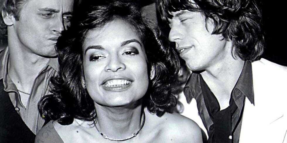 THE IT-CREW: Bianca Jagger sammen med ektemannen Mick Jagger og Mikhail Baryshnikov (i dag mest kjent for sin rolle i "Sex og Singelliv") på Studio 54 for å feire Biancas bursdag en gang på 70-tallet. THE IT-CREW: Bianca Jagger sammen med ektemannen Mick Jagger og Mikhail Baryshnikov (i dag mest kjent for sin rolle i "Sex og Singelliv") på Studio 54 for å feire Biancas bursdag en gang på 70-tallet.