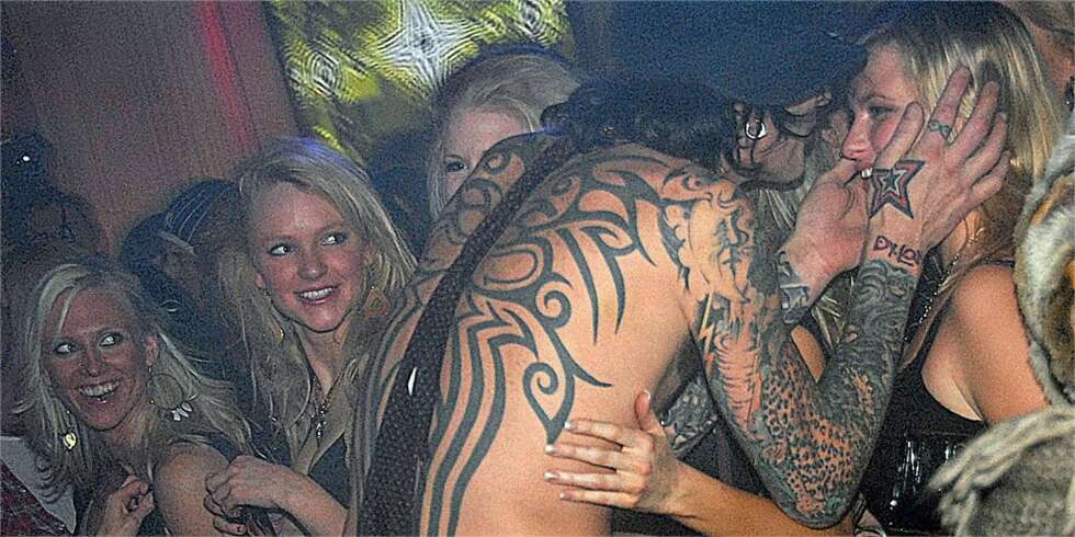 BLONDINE-HANGUP: Ikke mindre enn 20 svenske blondiner måtte til pers for at Tommy Lee skulle spille plater på Café Opera i går natt. BLONDINE-HANGUP: Ikke mindre enn 20 svenske blondiner måtte til pers for at Tommy Lee skulle spille plater på Café Opera i går natt.