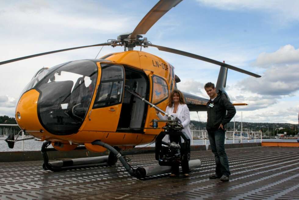 PÅ OPPTAK: Michael har filmet Wenche ved flere anledninger, både i inn- og utland. Her er de ute på location, hvor de måtte bruke helikopter. PÅ OPPTAK: Michael har filmet Wenche ved flere anledninger, både i inn- og utland. Her er de ute på location, hvor de måtte bruke helikopter.