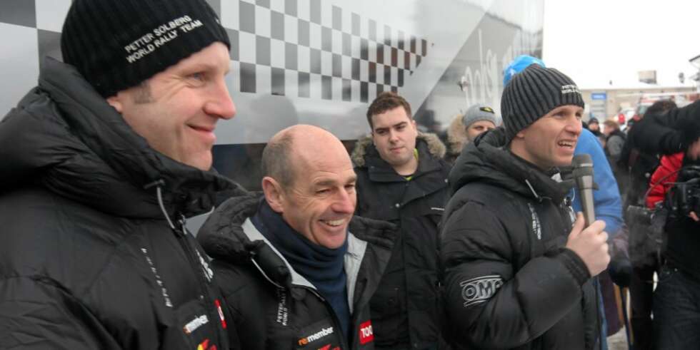 GLADE GUTTER: Kartleser Phil Mills (f.v.), teamsjef Ken Rees og Petter Solberg var i godt humør under pressekonferansen i Spydeberg sentrum. GLADE GUTTER: Kartleser Phil Mills (f.v.), teamsjef Ken Rees og Petter Solberg var i godt humør under pressekonferansen i Spydeberg sentrum.