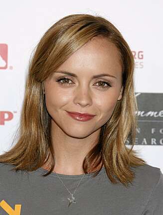 RUND I FORMEN: Christina Ricci har en rund ansiktsform. For å balansere ansiktet skyggelegger hun høy og bred panne, og markerer kinnbein. RUND I FORMEN: Christina Ricci har en rund ansiktsform. For å balansere ansiktet skyggelegger hun høy og bred panne, og markerer kinnbein.
