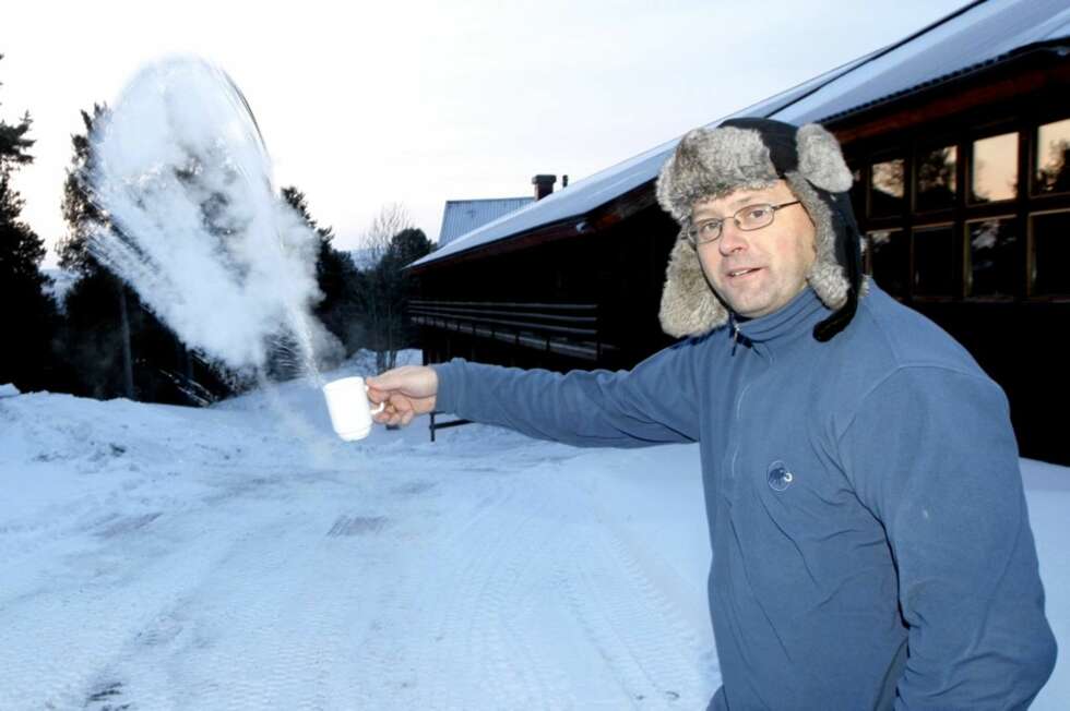 Her og Nås fotograf Tom Hansen viser hvor kaldt det faktisk er når gradestokken fryser ned mot -30 grader. Kaffen fryser til is med en gang den forlater koppen. Her og Nås fotograf Tom Hansen viser hvor kaldt det faktisk er når gradestokken fryser ned mot -30 grader. Kaffen fryser til is med en gang den forlater koppen.