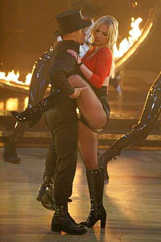 SEXY: Preson og Jayden må bli vant til å se mamma slik. Her opptrer Britney Spears med låta "Circus". SEXY: Preson og Jayden må bli vant til å se mamma slik. Her opptrer Britney Spears med låta "Circus".