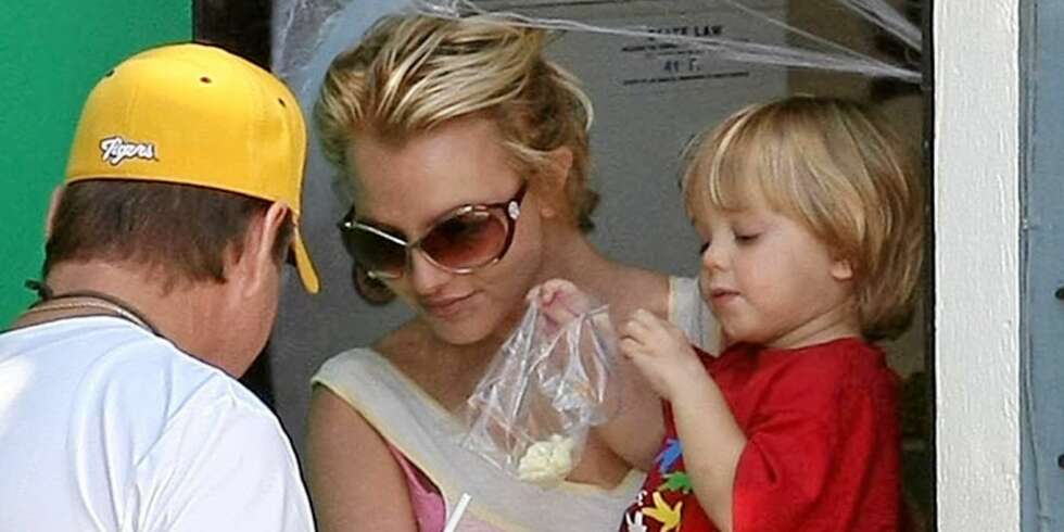 MED MAMMA: Minstesønnen Jayden James får være med mamma Britney Spears på turné. Her sammen med bestefar Jamie. som skal ha mye av æren. MED MAMMA: Minstesønnen Jayden James får være med mamma Britney Spears på turné. Her sammen med bestefar Jamie. som skal ha mye av æren.