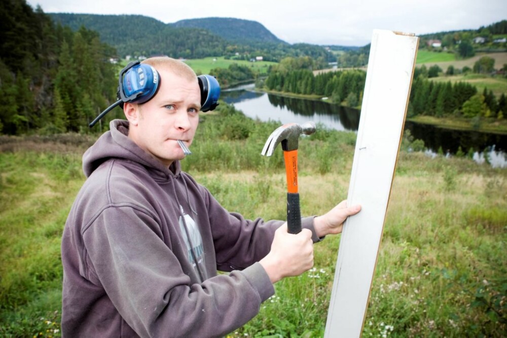 BYGGER HUS: Edward Schultheiss tok med seg familien og flyttet fra Oslo til Lunde i Telemark. - Jeg stortrives her, men savner å jobbe. Det er ikke noe kult å gå rundt og sparke i grusen, sier Edward. BYGGER HUS: Edward Schultheiss tok med seg familien og flyttet fra Oslo til Lunde i Telemark. - Jeg stortrives her, men savner å jobbe. Det er ikke noe kult å gå rundt og sparke i grusen, sier Edward.
