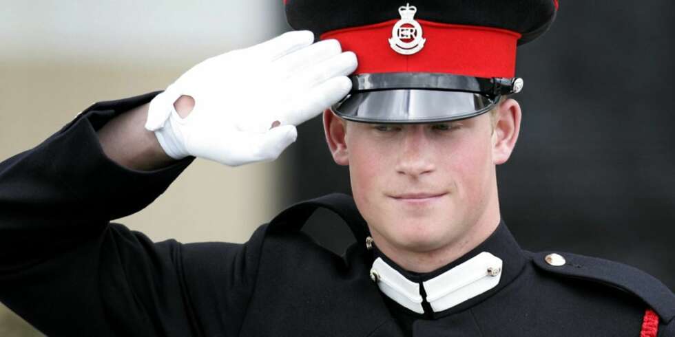 AU DA: Prins Harry har det med å tråkke i salaten. Hæren prøver å kurse ham tilbake på rett kjøl. AU DA: Prins Harry har det med å tråkke i salaten. Hæren prøver å kurse ham tilbake på rett kjøl.