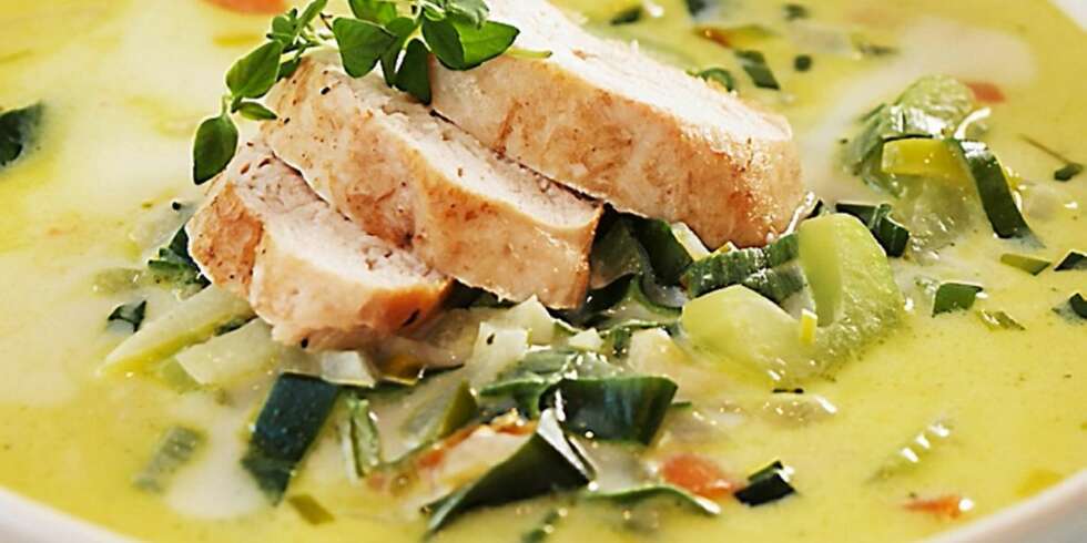 Deilig grønnsaksuppe med kylling. Deilig grønnsaksuppe med kylling.