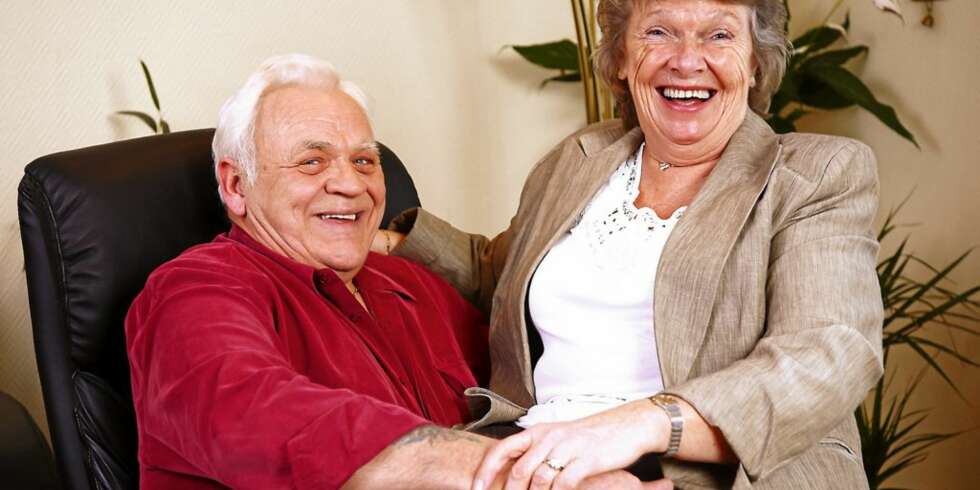 Livet har ikke alltid vært enkelt for Lillian og Tor Larsen. Men de har holdt sammen. - Vi har respekt for hverandre, og møtes på halvveien når det er nødvendig, sier de. Livet har ikke alltid vært enkelt for Lillian og Tor Larsen. Men de har holdt sammen. - Vi har respekt for hverandre, og møtes på halvveien når det er nødvendig, sier de.