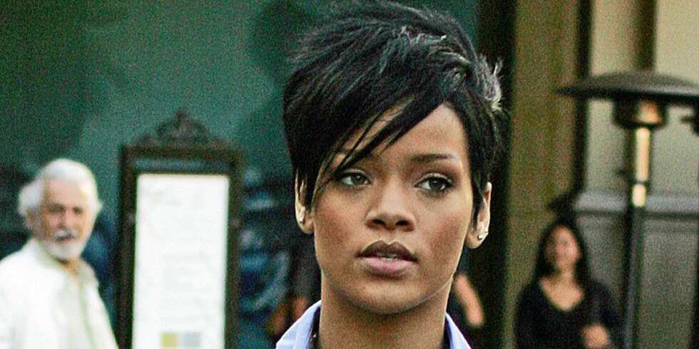 HOS VENNINNENE: Rihanna tilbringer dagene sammen med gode venninner mens hun venter på at sårene skal gro, forteller faren hennes, Ronald Fenty. HOS VENNINNENE: Rihanna tilbringer dagene sammen med gode venninner mens hun venter på at sårene skal gro, forteller faren hennes, Ronald Fenty.
