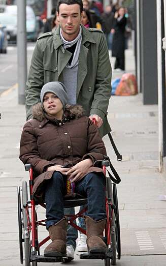 DØDSSYK: Big Brother-deltakeren Jade Goody forlater her Royal Marsden Sykehuset i London sammen med kjæresten Jack Tweed. DØDSSYK: Big Brother-deltakeren Jade Goody forlater her Royal Marsden Sykehuset i London sammen med kjæresten Jack Tweed.