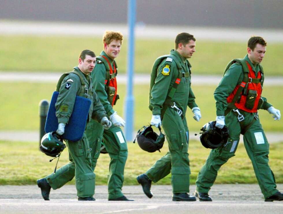 TOP GUN: Prins Harry drømmer om å føre et Apache-helikopter, men først må han komme seg gjennom den elementære opplæringen. TOP GUN: Prins Harry drømmer om å føre et Apache-helikopter, men først må han komme seg gjennom den elementære opplæringen.
