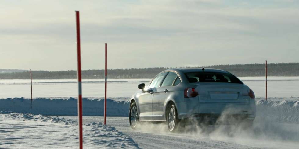 KJAPPERE SVINGER: Citroën hevder at Snow Motion-systemet gjør at man også kan kjøre en liten smule fortere gjennom svingene. KJAPPERE SVINGER: Citroën hevder at Snow Motion-systemet gjør at man også kan kjøre en liten smule fortere gjennom svingene.