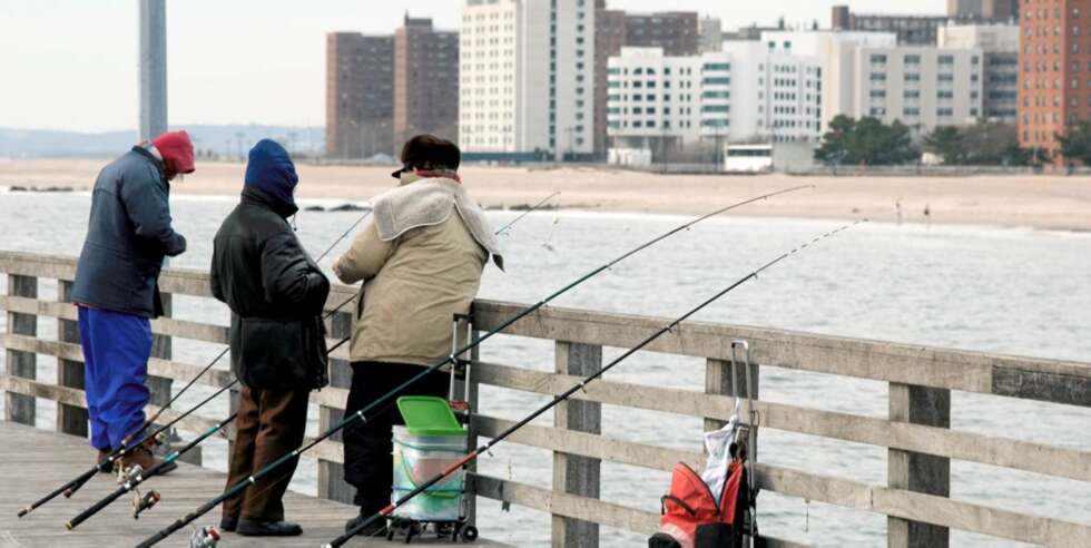 CONEY ISLAND: På strandpromenaden ved Coney Island i New York prøver noen lokale mennesker fiskelykken. CONEY ISLAND: På strandpromenaden ved Coney Island i New York prøver noen lokale mennesker fiskelykken.