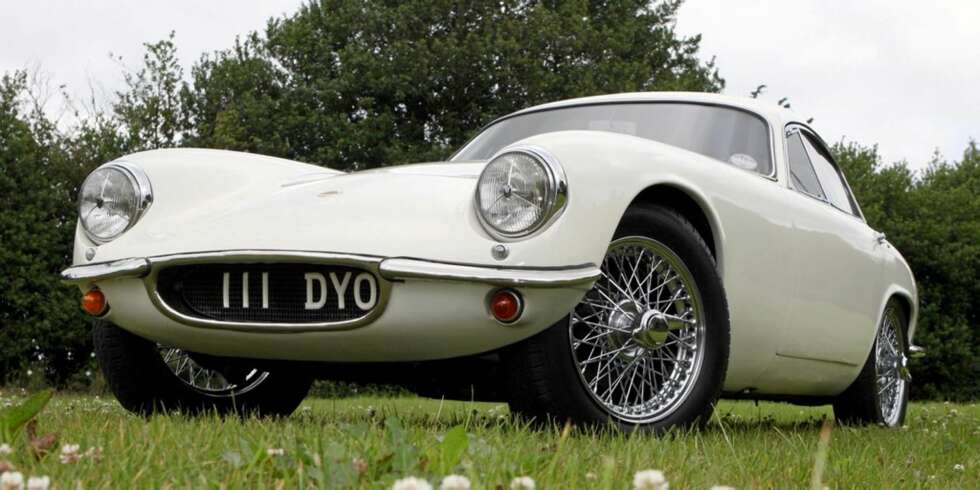 LETT LOTUS: Lotus Elite ble produsert fra 1957 til 1962, og utmerket seg særlig ved sin lave vekt. LETT LOTUS: Lotus Elite ble produsert fra 1957 til 1962, og utmerket seg særlig ved sin lave vekt.