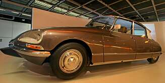 DESIGNVINNER: Citroën DS har et utseende det er mest nærliggende enten å elske eller hate. Mest spesielt er kanskje at sporvidden foran er vesentlig bredere enn bak. DESIGNVINNER: Citroën DS har et utseende det er mest nærliggende enten å elske eller hate. Mest spesielt er kanskje at sporvidden foran er vesentlig bredere enn bak.