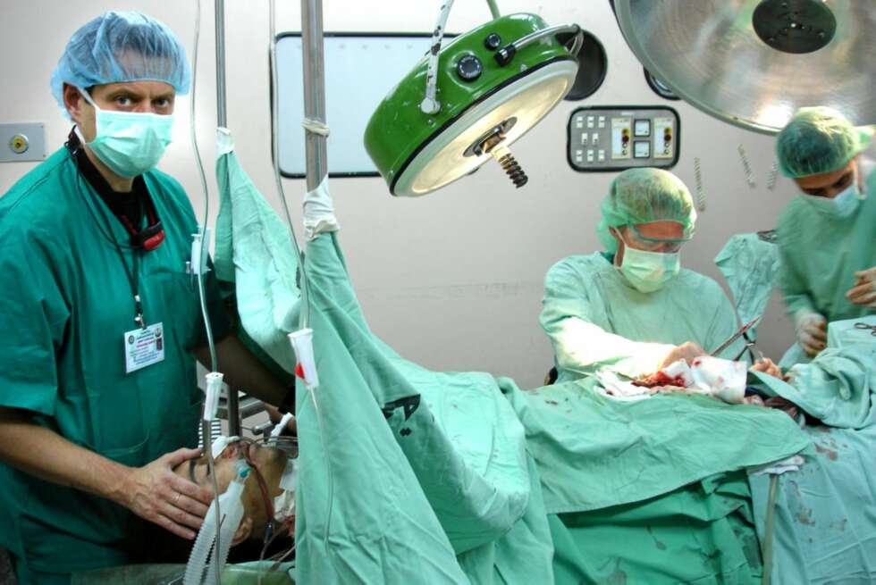 Dagfinn på Shifa-sykehuset i Gaza by. På de tre operasjonsstuene ble det operert opptil 15 pasienter samtidig. Dagfinn på Shifa-sykehuset i Gaza by. På de tre operasjonsstuene ble det operert opptil 15 pasienter samtidig.