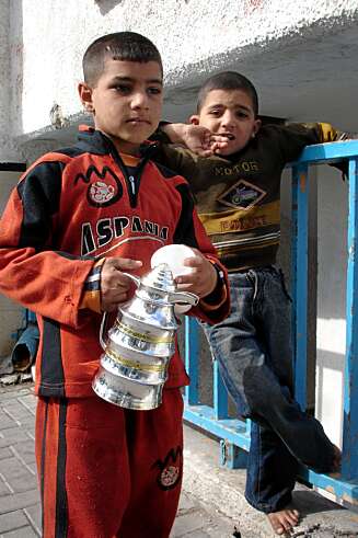 Dagfinn ble fast kunde hos Mohamed (7) og Ziad (5), som tjente noen skillinger på å selge te og kaffe på gaten. Dagfinn ble fast kunde hos Mohamed (7) og Ziad (5), som tjente noen skillinger på å selge te og kaffe på gaten.
