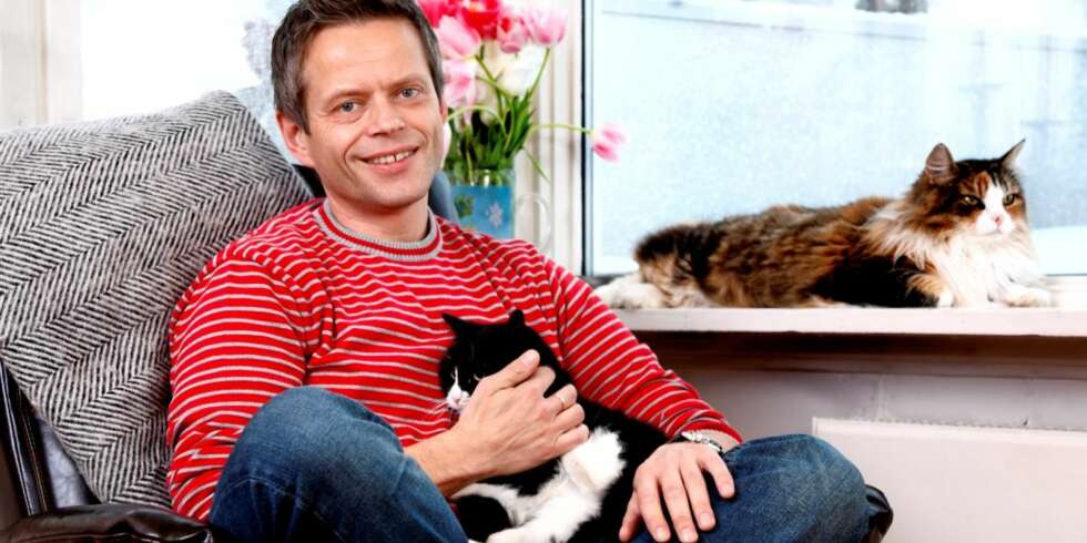 Dagfinn Bjørklid i rolige omgivelser i den hjemlige basen, langt unna krigens grusomheter. Han deler hus med blant andre kattene Solveig Flisen (på fanget) og Sisselind. Dagfinn Bjørklid i rolige omgivelser i den hjemlige basen, langt unna krigens grusomheter. Han deler hus med blant andre kattene Solveig Flisen (på fanget) og Sisselind.