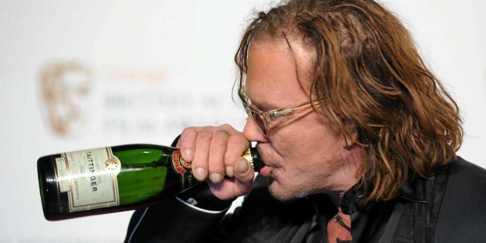 SEIERSSLURK: Mickey Rourke tar en god slurk av champagneflaska etter Bafta-seieren. SEIERSSLURK: Mickey Rourke tar en god slurk av champagneflaska etter Bafta-seieren.