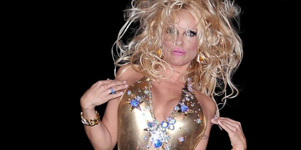 HOPP OG SPRETT: Pamela Anderson hoppet og danset seg nedover catwalken på onsdag. HOPP OG SPRETT: Pamela Anderson hoppet og danset seg nedover catwalken på onsdag.