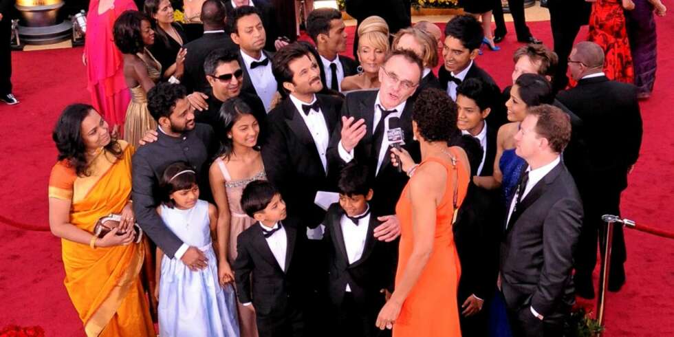 TIL SALGS: "Slumdog Millionaire"Rubina (foran i hvit kjole) på den røde løperen i L.A. under Oscar-utdelingen. Nå er hun forsøkt solgt av faren sin, melder avisen News of The World. TIL SALGS: "Slumdog Millionaire"Rubina (foran i hvit kjole) på den røde løperen i L.A. under Oscar-utdelingen. Nå er hun forsøkt solgt av faren sin, melder avisen News of The World.