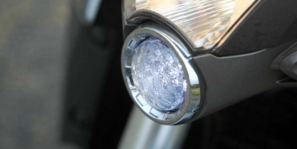 HVA FOR NOE? Dråpen under nesen på CB 1000R er like lekker som snørret til en skiløper. Fordelen er at den lyser blått og får bilene foran til å flytte seg. HVA FOR NOE? Dråpen under nesen på CB 1000R er like lekker som snørret til en skiløper. Fordelen er at den lyser blått og får bilene foran til å flytte seg.