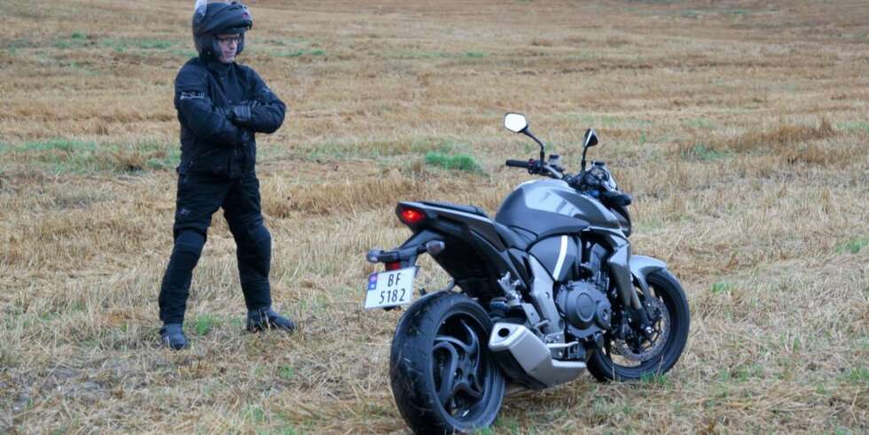 PERFEKT MOTORSYKKEL? Tja, det er en grunn til at motorsykler etter hvert har fått vindbeskyttelse. Men på fine dager: Ja. PERFEKT MOTORSYKKEL? Tja, det er en grunn til at motorsykler etter hvert har fått vindbeskyttelse. Men på fine dager: Ja.