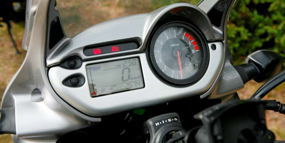 GREI COCKPIT: Men heller ikke mer. Transalpen har klassisk Honda-kvalitet på førermiljøet, men kunne spandert en mer utfyllende kjørecomputer. GREI COCKPIT: Men heller ikke mer. Transalpen har klassisk Honda-kvalitet på førermiljøet, men kunne spandert en mer utfyllende kjørecomputer.