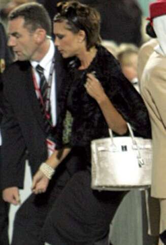 EKSKLUSIV: Victoria Beckhams Hermès Himalayan Birkin-veske av krokodilleskinn koster 1 million kroner, og har en tre karats diamant festet i låsen. EKSKLUSIV: Victoria Beckhams Hermès Himalayan Birkin-veske av krokodilleskinn koster 1 million kroner, og har en tre karats diamant festet i låsen.