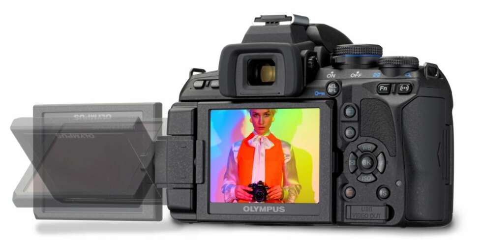 Den dreibare skjermener er en av funksjonene Olympus trekker frem på nye E-620. Med unntak av Panasonic G1 er dette det eneste systemkameraet under 10.000 kr med dreibar skjerm. Den dreibare skjermener er en av funksjonene Olympus trekker frem på nye E-620. Med unntak av Panasonic G1 er dette det eneste systemkameraet under 10.000 kr med dreibar skjerm.